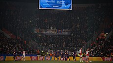 Robert Lewandowski zvý�il náskok Barcelony v utkání se Slavií na 4:2.