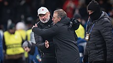 Slávistický trenér Jind�ich Trpi�ovský (vlevo) a jeho prot�j�ek z Barcelony...