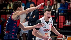 Ond�ej Sehnal (vpravo) z Nymburka úto�í v zápase s Brnem.