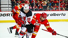 Ond�ej Palát (18) z New Jersey Devils v zápase s Calgary Flames, p�etla�uje se...