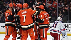 Jeffrey Viel (druhý zleva), Ryan Poehling (25), Radko Gudas (7) a Olen...