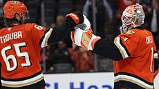 Jacob Trouba (65) a Luká� Dostál (1) slaví výhru Anaheim Ducks.