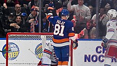 Ond�ej Palát (81) z New York Islanders slaví sv�j gól proti New York Rangers.