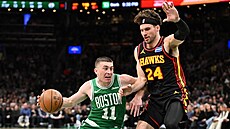 Payton Pritchard (11) z Boston Celtics v zápase s Atlanta Hawks, brání ho Corey...
