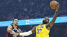 LeBron James (23) z Los Angeles Lakers zakon�uje na ko� Cleveland Cavaliers,...