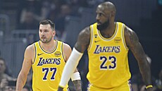 Luka Don�i� (77) a LeBron James (23) v dresech Los Angeles Lakers