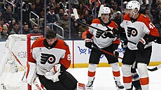 Dan Vlada� (80) z Philadelphia Flyers zasahuje proti Columbus Blue Jackets i...
