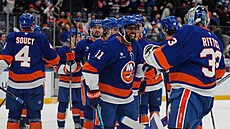 David Rittich (33) slaví se spoluhrá�i výhru NY Islanders v derby, raduje se s...