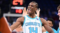 Moussa Diabate (14) slaví mezi spoluhrá�i z Charlotte Hornets.