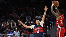 John Collins (20) z LA Clippers st�ílí na ko� Washington Wizards, brání ho...