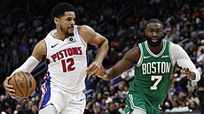 Tobias Harris (12) z Detroit Pistons úto�í v zápase s Boston Celtics, brání ho...