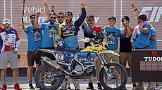 Milan Engel (v modro�luté závodní kombinéze) se s týmem raduje z dokon�ené...