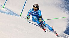 Italská ly�a�ka Federica Brignoneová b�hem ob�ího slalomu v Kronplatzu