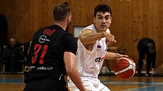 Michal Svoboda z Ostravy u mí�e v zápase s Nymburkem, brání ho Martin K�í�.