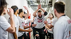 Martin K�í� se s nymburskými spoluhrá�i hecuje p�ed zápasem.