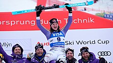 N�mecká ly�a�ka Emma Aicherová slaví se svým týmem t�etí pozici ve slalomu ve...