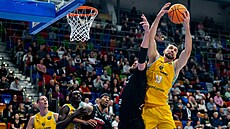 Martin K�í� (v �erném) z Nymburku a Pierre Pelos z Gran Canaria na doskoku