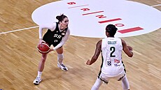 Natália Marti�ková z Hradce Králové u mí�e, brání ji Shay Colleyová.