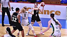 Lucie Bolardtová z Hradce Králové u mí�e v utkání se �abinami Brno.