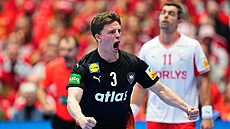 N�mecký házenká� Nils Lichtlein slaví proti Dánsku.