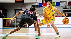 Isaiah Wong z Gran Canarie u mí�e v zápase s Nymburkem, brání ho Sir�Jabari...