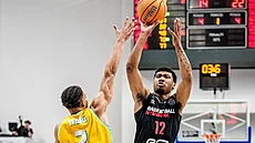 Tony Perkins z Nymburka st�ílí v zápase s Gran Canarií.