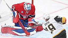 Gólman Jakub Dobe� (Montreal Canadiens) zasahuje proti pokusu Reillyho Smithe...