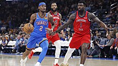 Rozehráva� Shai Gilgeous-Alexander (Oklahoma City Thunder) se s mí�em sna�í...