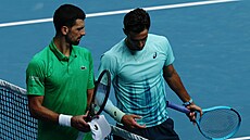 Novak Djokovi� (vlevo) diskutuje s Lorenzem Musettim.