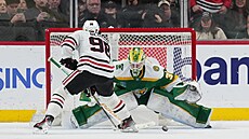Minnesotský branká� Jesper Wallstedt se sna�í zastavit pokus chicagského �ikuly...