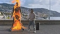 Mladík zapálil sochu Ronalda a tan�il u plamen�. Zanechal d�sivý vzkaz