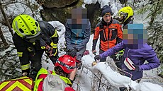 Hasi�i a zdravotníci zasahovali u zran�ného mu�e ve skalách nad Suchým Dolem na...