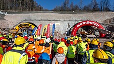 Na dálnici D11 z Trutnova k hranici zahájili ra�bu tunelu Opevn�ní, kn�z...