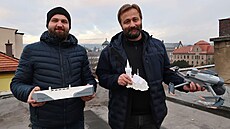 Luká� Malý (vpravo) s Otou �erným ze Dvora Králové nad Labem se v�nují...