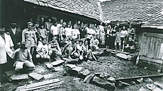 Filmový �táb D�dictví aneb Kurvaho�igutntág na dvorku domu v Ol�anech, kde...