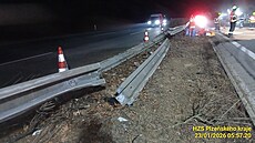 Kamion na D5 u Dob�an na Plze�sku prorazil svodidla a skon�il nap�í� pruhy. P�i...