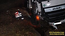 Kamion na D5 u Dob�an na Plze�sku prorazil svodidla a skon�il nap�í� pruhy. P�i...