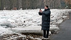 Koryto Otavy v Su�ici je plné rozlámaných ledových ker. Ledová podívaná je...