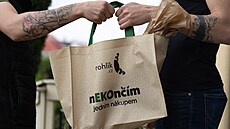 Online supermarket Rohlík nov� pro zákazníky vozí nákupy výhradn� ve vratných...