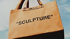 Designér Virgil Abloh v roce 2019 také vytvo�il vlastní verzi FRAKTA, která je...