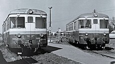 Ob� kunovické Singrovky 820.113 a M240.0012 pózují p�ed Starým závodem, 12....