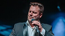 Tomá� Savka studoval na gymplu v Sokolov�, hudebním gymnáziu v Ambergu a...