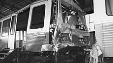 Jedna ze souprav po�kozená srá�kou.