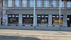 Jídelna v pasá�í Lucerna na snímku u� sice zav�ela p�ed lety, takových podnik� je v�ak v Praze je�t� dost.