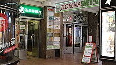 Jídelna v pasá�í Lucerna na snímku u� sice zav�ela p�ed lety, takových podnik� je v�ak v Praze je�t� dost.