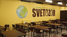 Jídelna v pasá�í Lucerna na snímku u� sice zav�ela p�ed lety, takových podnik� je v�ak v Praze je�t� dost.