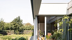 Po padesáti letech �ivota ve m�st� se obyvatelé domu rozhodli pro radikální...