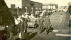 Jeden z dochovaných snímk� zachycuje kolonu vysidlovaných N�mc� ve Svitavách.