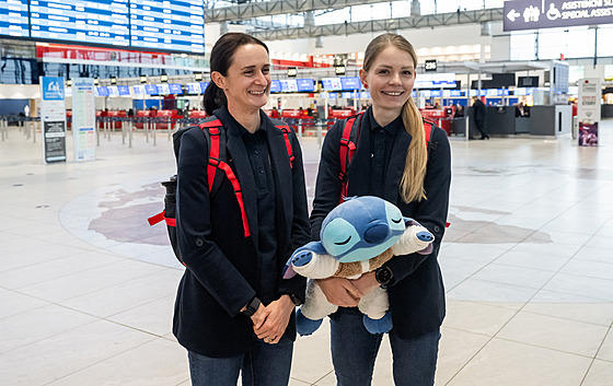 Rychlobrusla�ky Martina Sáblíková (vlevo) a Nikola Zdráhalová pózují p�ed...