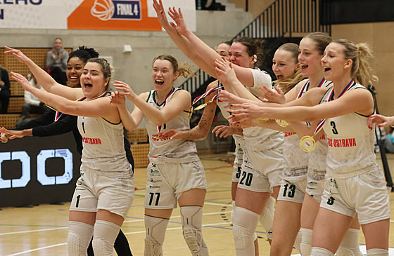 Basketbalistky SB� Ostrava se radují z vít�zství v �eském poháru.